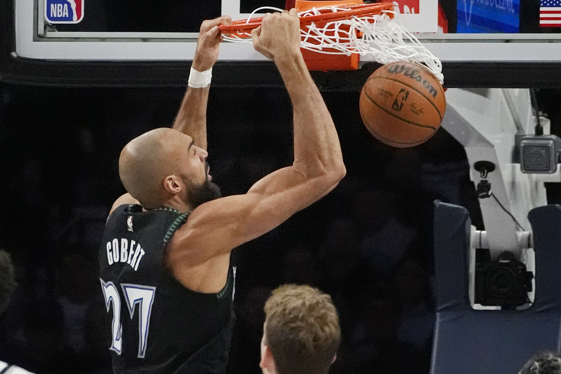 体育赛事分析-标配两双！戈贝尔5中5得到11分10板 防守给力送2断4帽&amp;但罚球5中1