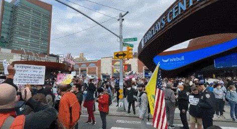 体育赛事社区-篮网主场首战涌现大批抗议者 人群高喊：支持欧文！