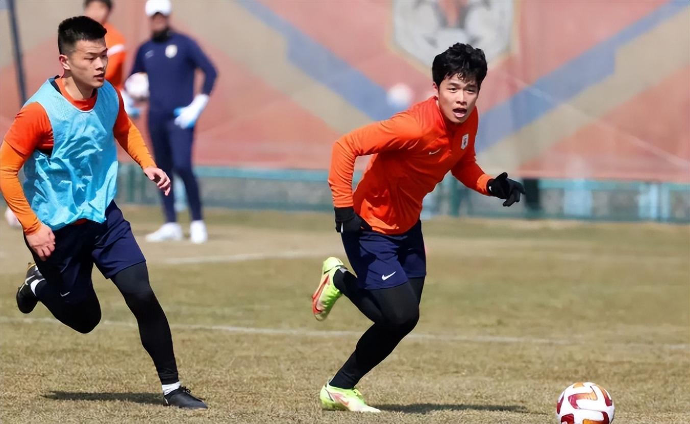 邵佳一都当成宝的本土国脚前腰，本赛季回到鲁能，却一分钟没上